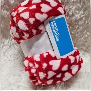 Room Essentials Red and White Heart Fleece Throw